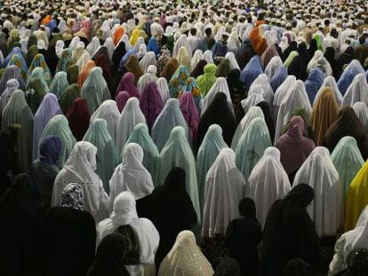 Muçulmanas rezam diante da Grande Mesquita de Meca, em 2009