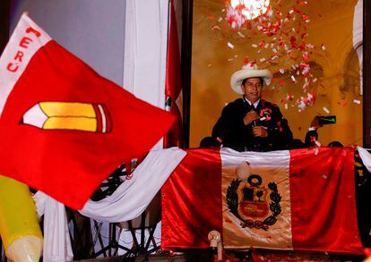 Pedro Castillo saúda seus seguidores no seu comitê eleitoral em Lima, na noite de segunda-feira.