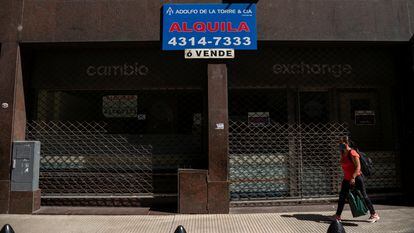 Pedestre passa em frente a uma casa de câmbio fechada no centro de Buenos Aires, Argentina, em 8 de novembro de 2021.