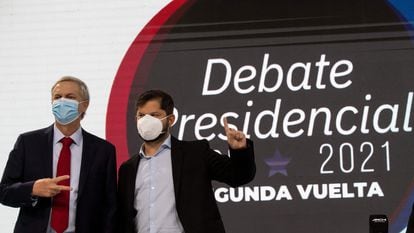 Os candidatos presidenciais chilenos José Antonio Kast (à esquerda) e Gabriel Boric posam antes do debate realizado em Santiago em 10 de dezembro de 2021.