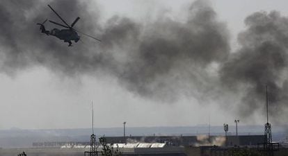Um helicóptero ucraniano sobrevoa o aeroporto de Donetsk.