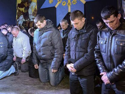 Policiais pedem perdão pelas mortes nos protestos em Kiev.