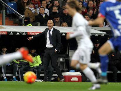 Zidane orienta o time contra o Deportivo.