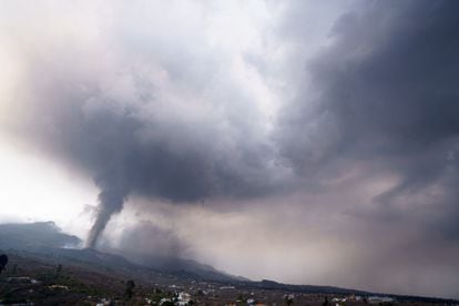 Nuvem de gases e cinzas sobre o vulcão de La Palma, nesta quarta-feira.