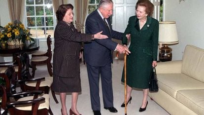 A ex-primeira-ministra britânica Margaret Thatcher visita Pinochet em sua prisão domiciliar (1999). 