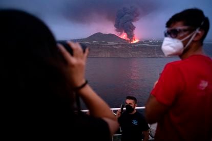 Os cientistas do navio ‘Ramón Margalef’ observam a chegada da língua de lava ao mar. Foto: Arturo Rodríguez