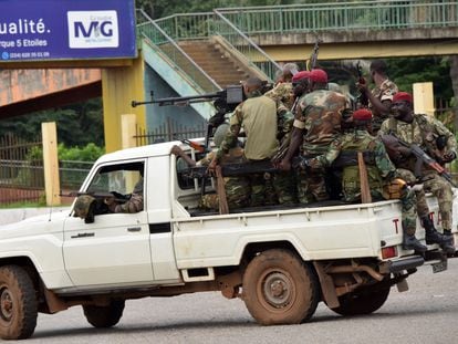 Soldados guineenses circulam pelo distrito de Kaloum, no centro da capital Conacri, neste domingo.