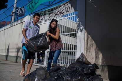 Entre as responsabilidades da comissão de estrutura está a de manter limpa a escola. Dezenas de sacos foram preenchidos com lixo abandonado nos fundos da escola. Os alunos já estão montando uma pequena horta ali.