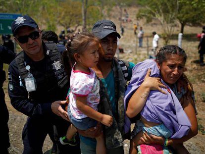 Policiais detêm um grupo de migrantes nesta segunda-feira no sul do México.