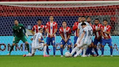 Messi cobra falta contra o Paraguai; ambos estão nas quartas da Copa América