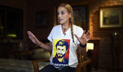 Lilian Tintori, mulher de Leopoldo López, veste camiseta pela sua libertação.