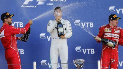 Botta, no pódio com Raikkonen (esquerda) e Vettel.