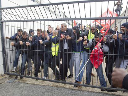 Trabalhadores invadem a sede da Air France em ato contra demissões