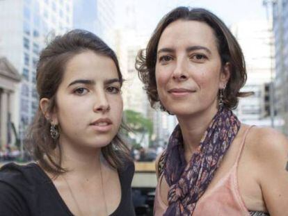 A fotógrafa Adriana Campos, 42 anos, e sua filha Maria Lua, 18 anos, na marcha de mulheres na av. Paulista em 31 de outubro.