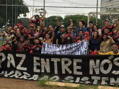 "Paz entre nós, guerra ao sistema", diz a faixa da equipe do Corote.