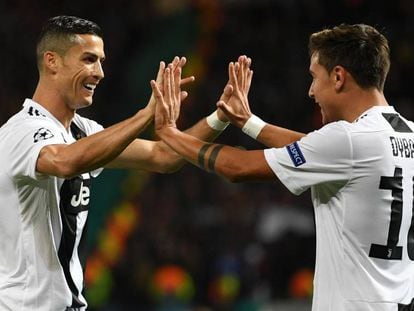 Dybala e Cristiano Ronaldo comemoram gol do argentino, que definiu o jogo em Manchester.