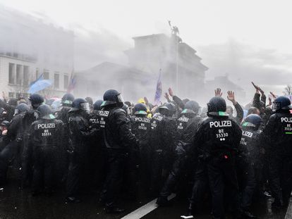 Polícia alemã lança jatos d'água em uma manifestação violenta de grupos contrários às restrições impostas em decorrência da pandemia de coronavírus. Berlim, Alemanha, 18 de novembro de 2020.