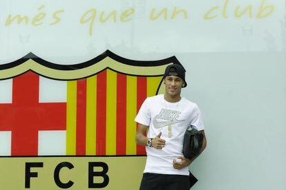 Neymar em imagem de junho passado, em sua apresenta&ccedil;&atilde;o ao Bar&ccedil;a.  