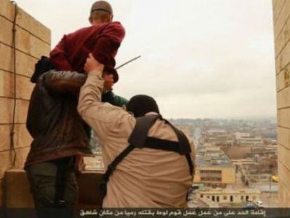 Imagem de um vídeo do EI no qual dois jihadistas atiram um suposto homossexual do alto de uma construção, na localidade iraquiana de Nínive