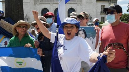 Ativistas se manifestam contra o regime de Ortega em Washington.