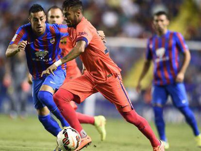 Neymar conduz a bola na partida contra o Levante.