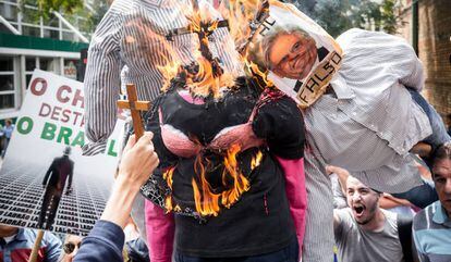 Manifestantes colocam fogo em bonecos de Judith Butler, FHC e George Soros.