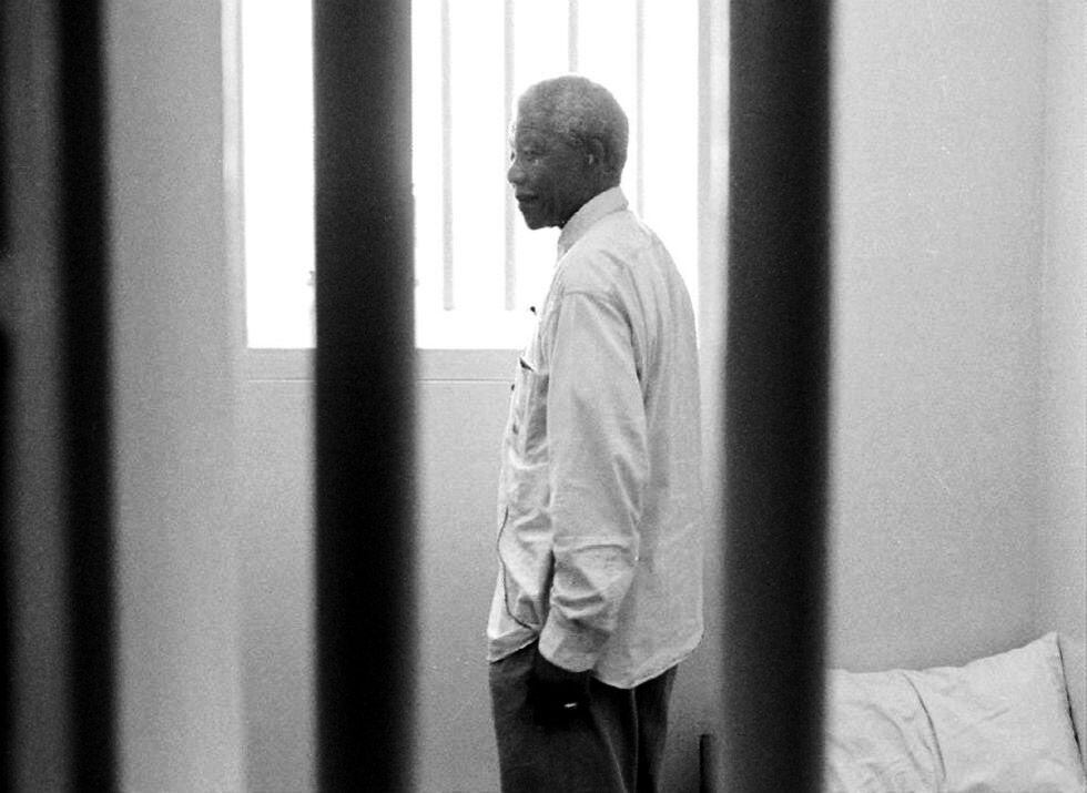 Nelson Mandela retorna à cela de Robben Island no quarto aniversário de sua libertação, em 11 de fevereiro de 1994. 