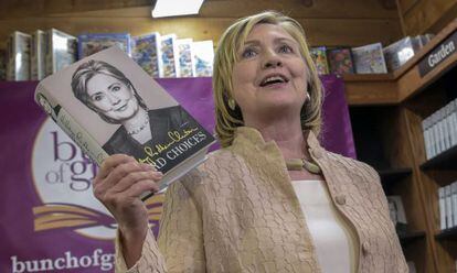 A ex-secretária de Estado dos EUA, Hillary Clinton, posa na quarta-feira passada com suas memórias em uma livraria de Martha's Vineyard.
