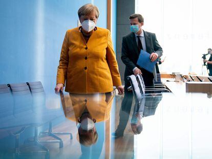 Angela Merkel e o porta-voz do Governo alemão, Steffen Seibert, após uma entrevista coletiva em Berlim, em novembro.