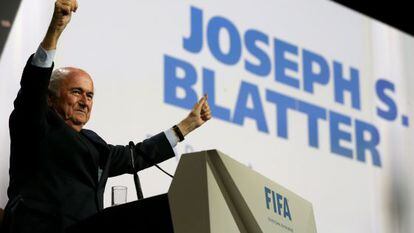 Joseph S. Blatter celebra vitória.