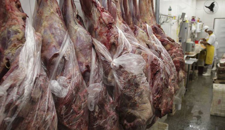 Funcionários trabalham em frigorífico de Brasília.