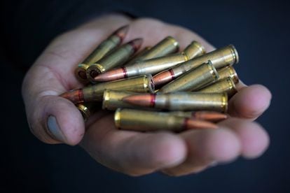 Mohsin mostra algumas balas que ficaram sem uso depois de se render aos talibãs. 