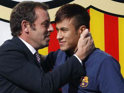 Rosell abraça a Neymar no dia de sua apresentação.