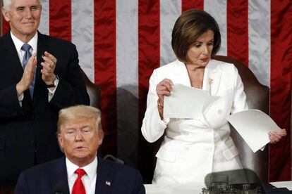 A presidente do Congresso, Nancy Pelosi, rasga uma cópia do discurso do Estado da União proferido por Donald Trump no plenário.