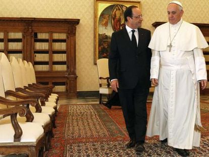 Hollande e o papa Francisco, nesta sexta-feira no Vaticano.