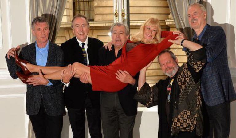 Los miembros de Monty Python posan con la actriz Carol Cleveland.