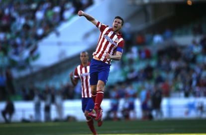 Gabi comemora o primeiro gol do Atlético.