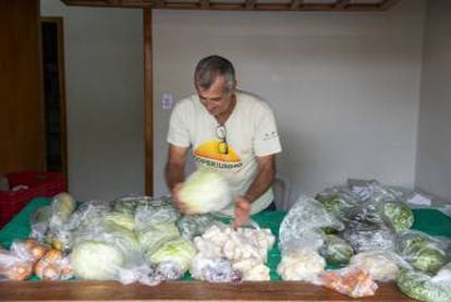 Um agricultor assentado vende seus produtos na feira do centro de Laranjeiras do Sul.