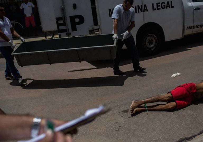Policiais recolhem o corpo de um homem assassinado em Natal (RN).