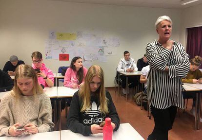 A professora, durante uma aula em uma escola de Reykjavik