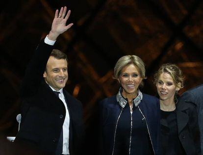 Emmanuel Macron comemora sua vitória em maio de 2017 com a esposa, Brigitte, e a filha desta, Tiphaine Auzière.
