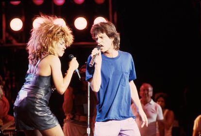 Tina Turner com Mick Jagger, no show beneficente Live Aid em 1985.