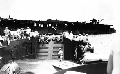 Militares observam o ‘USS Independence’ após a detonação de 1o. de julho de 1946.