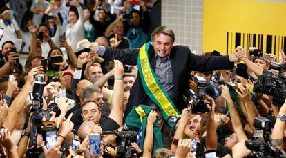Jair Bolsonaro, levado nas costas por simpatizantes em Curitiba, o 28 de março passado.