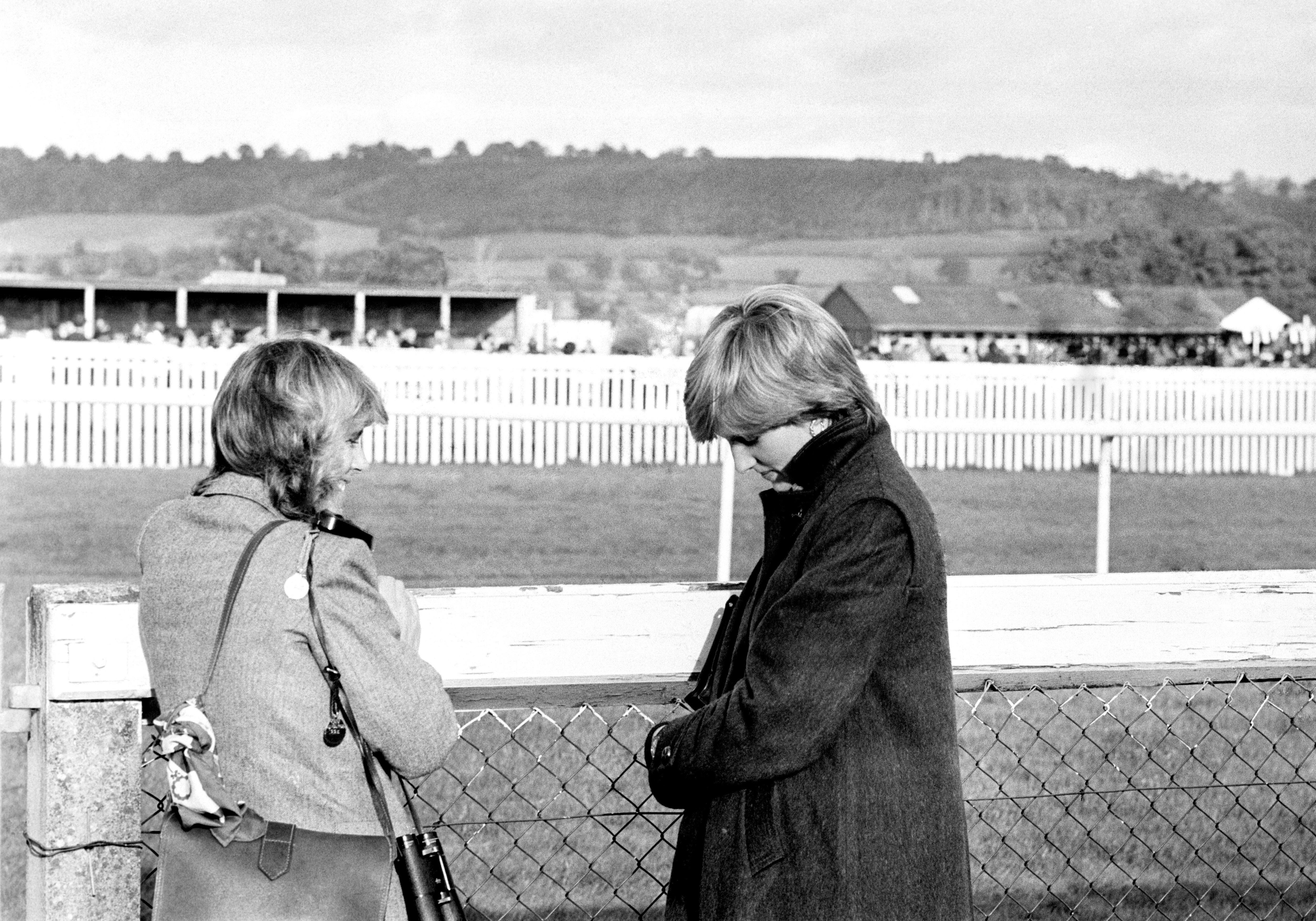 Camilla Parker Bowles (à esquerda) e Diana Spencer, em uma corrida de cavalos antes do casamento desta com Charles.