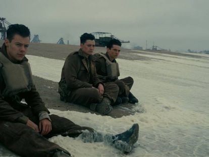 Harry Stiles (esquerda), Aneurin Barnard e Fionn Whitehead em Dunkirk.