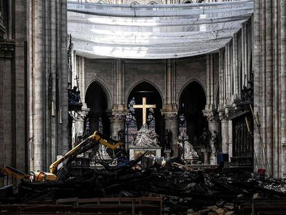 O interior da catedral de Notre Dame um mês após o incêndio