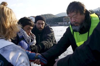 Ai Weiwei ajuda refugiados na ilha de Lesbos esta semana.
