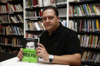 Juan posa com o livro, lançado esta semana no Brasil.