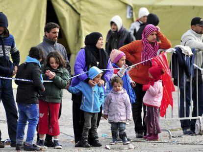 Refugiados esperam em um centro de Sredisce ob Dravi (Eslovênia) na terça-feira.